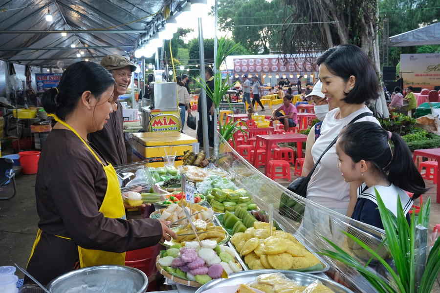 Bánh dân gian Nam Bộ với màu sắc bắt mắt được rất nhiều thực khách ghé thăm. Ảnh: Hoàng Ngọc