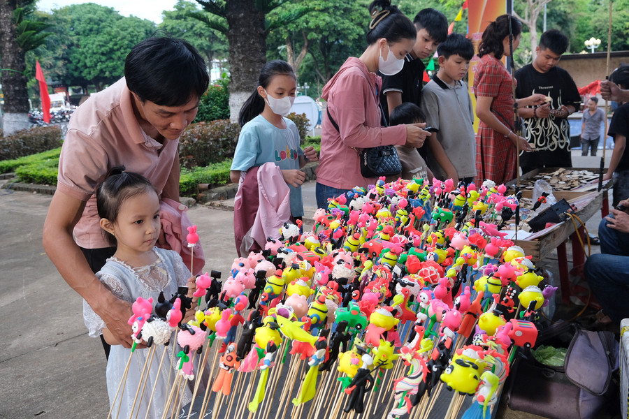 Ngày hội có thêm gian hàng tò he và quà lưu niệm, thu hút đông trẻ em. Ảnh: Hoàng Ngọc