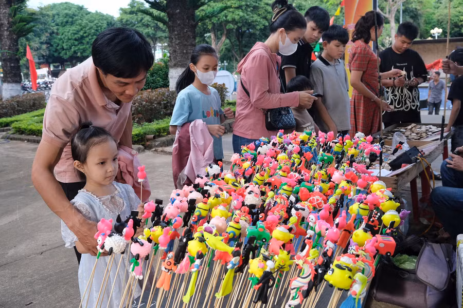 Ngày hội có thêm gian hàng tò he và quà lưu niệm, thu hút đông trẻ em. Ảnh: Hoàng Ngọc