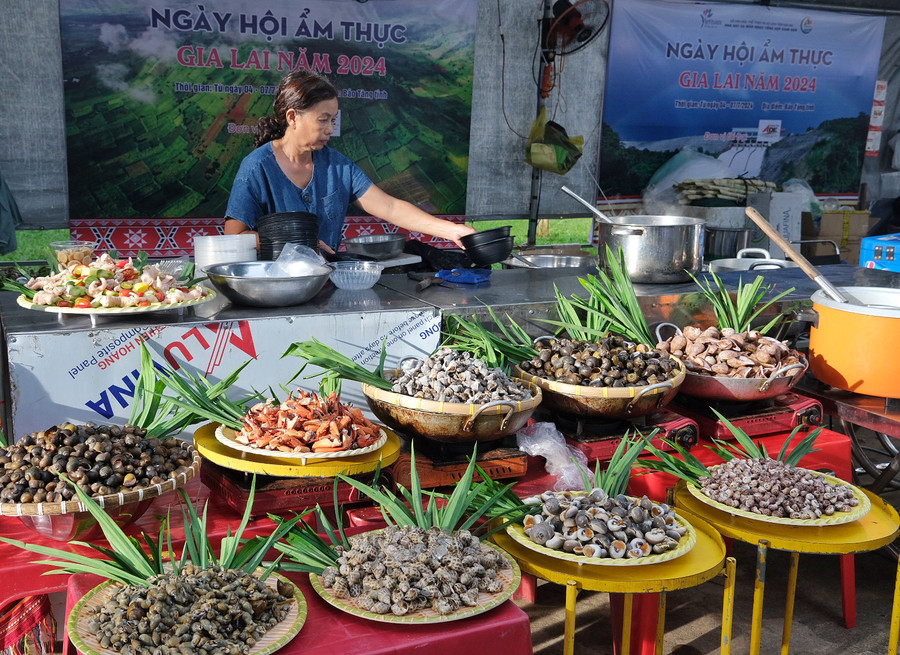 Gian hàng ốc có sức quyến rũ riêng của ẩm thực biển. Ảnh: Hoàng Ngọc
