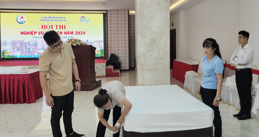 Thí sinh tham gia thi nghiệp vụ buồng. Ảnh: Hoàng Ngọc Thí sinh tham gia thi nghiệp vụ buồng. Ảnh: Hoàng Ngọc