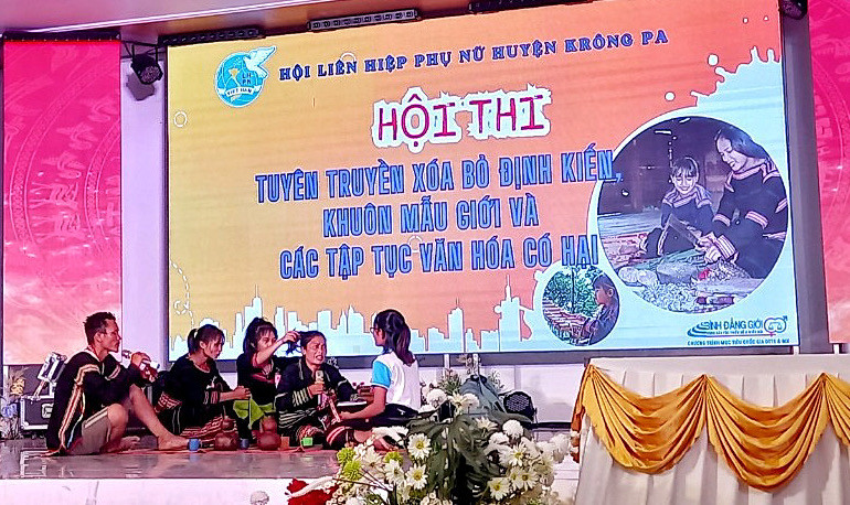 Các tiểu phẩm được xây dựng gần gũi với những vấn đề xảy ra trong thực tế. Ảnh: MINH CHÂU Các tiểu phẩm được xây dựng gần gũi với những vấn đề xảy ra trong thực tế. Ảnh: MINH CHÂU