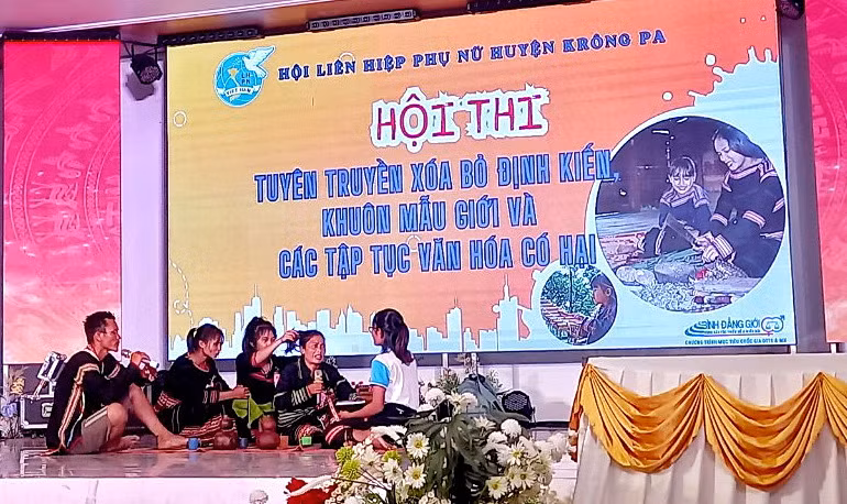 Các tiểu phẩm được xây dựng gần gũi với những vấn đề xảy ra trong thực tế. Ảnh: MINH CHÂU