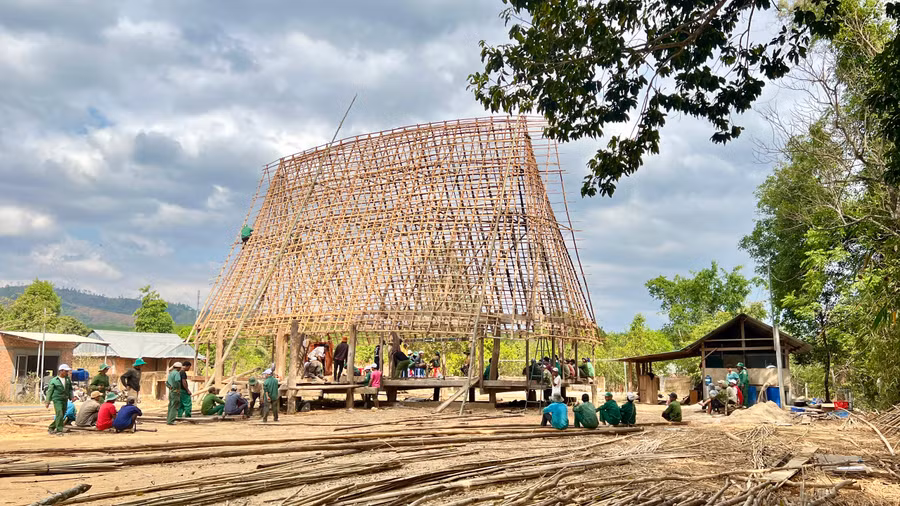 Khung nhà rông sau khi tháo hết phần mái tranh cũ để chuẩn bị lợp mái mới