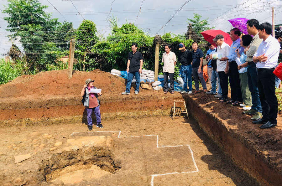 Các đại biểu tham quan khu vực phát hiện kho thiêng (hố thiêng) tại di tích An Phú. Ảnh: Hoàng Ngọc Các đại biểu tham quan khu vực phát hiện kho thiêng (hố thiêng) tại di tích An Phú. Ảnh: Hoàng Ngọc