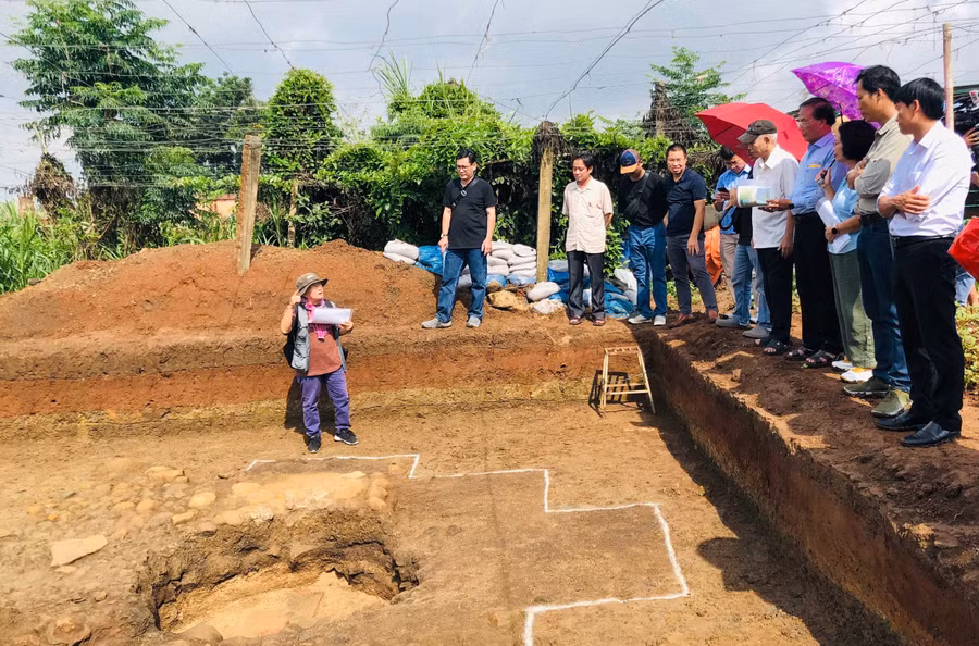 Các đại biểu tham quan khu vực phát hiện kho thiêng (hố thiêng) tại di tích An Phú. Ảnh: Hoàng Ngọc