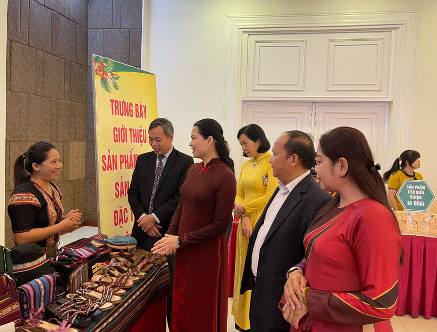 Các đồng chí lãnh đạo tham quan sản phẩm OCOP, đặc trưng tiêu biểu của phụ nữ Gia Lai. Ảnh: Minh Châu Các đồng chí lãnh đạo tham quan sản phẩm OCOP, đặc trưng tiêu biểu của phụ nữ Gia Lai. Ảnh: Minh Châu