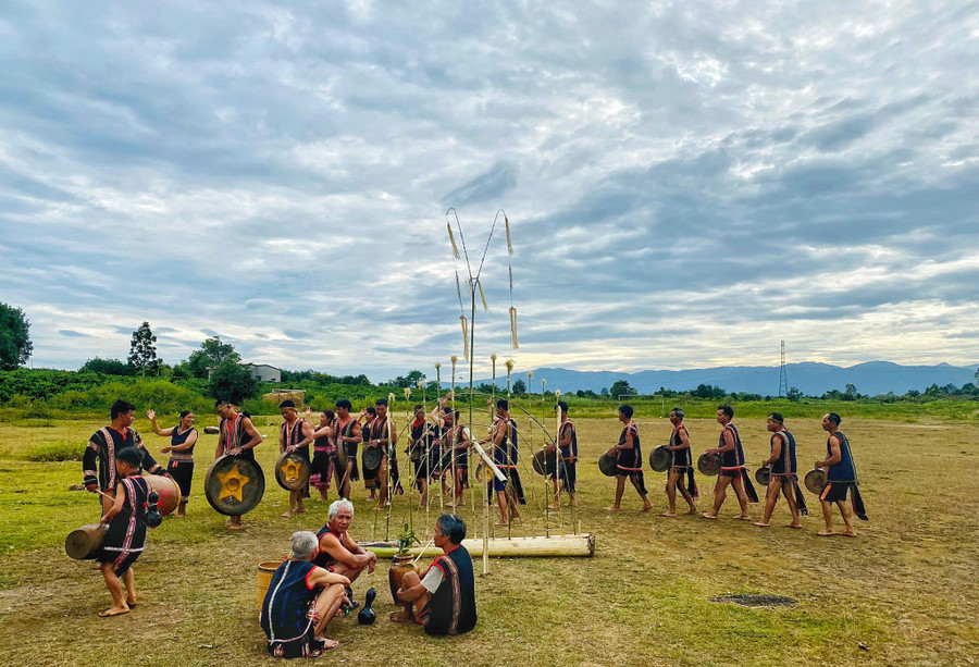 Đoàn nghệ nhân Jrai (xã Ia Phí, huyện Chư Păh, tỉnh Gia Lai) tập luyện để tham gia Ngày hội văn hóa, thể thao và du lịch các dân tộc vùng Tây Nguyên lần thứ I tại tỉnh Kon Tum. Ảnh: Hoàng Ngọc Đoàn nghệ nhân Jrai (xã Ia Phí, huyện Chư Păh, tỉnh Gia Lai) tập luyện để tham gia Ngày hội văn hóa, thể thao và du lịch các dân tộc vùng Tây Nguyên lần thứ I tại tỉnh Kon Tum. Ảnh: Hoàng Ngọc