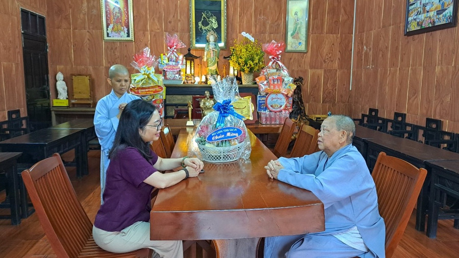 Lãnh đạo Hội LHPN nữ tỉnh chúc mừng Đại lễ Phật đản các nữ chức sắc tại chùa Bảo Sơn. Ảnh: Minh Châu