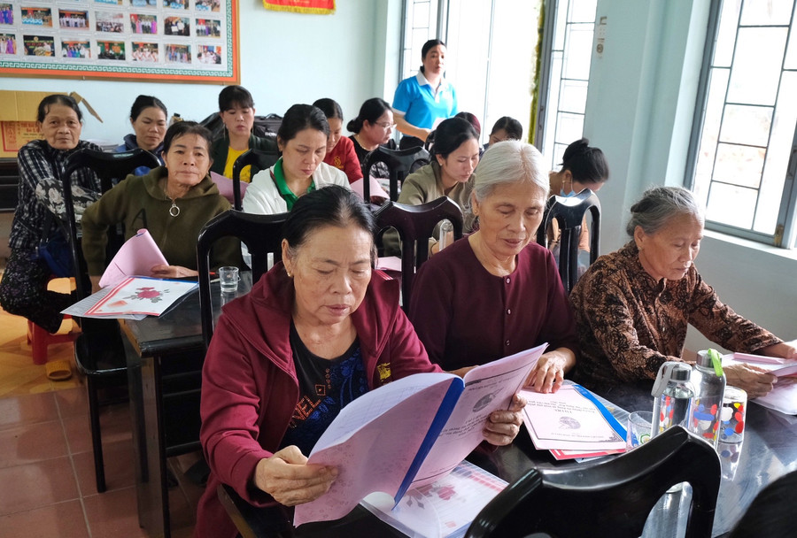 Hội viên, phụ nữ được cập nhật các hình thức lừa đảo mới, tránh sa vào bẫy tín dụng đen. Ảnh: Minh Châu