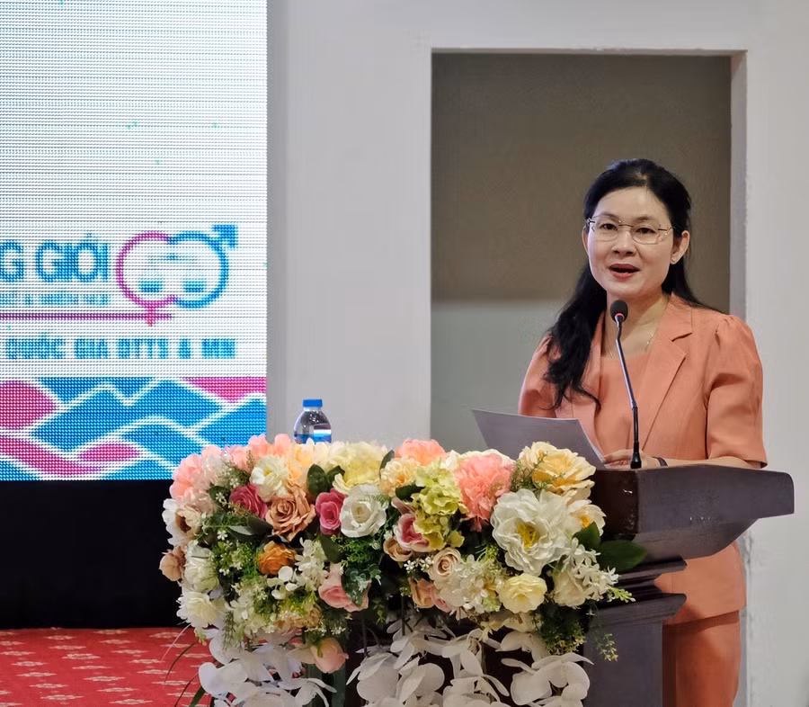 Bà Tôn Ngọc Hạnh-Ủy viên dự khuyết Ban Chấp hành Trung ương Đảng, Phó Chủ tịch Hội LHPN Việt Nam phát biểu tại lớp tập huấn. Ảnh: Minh Châu