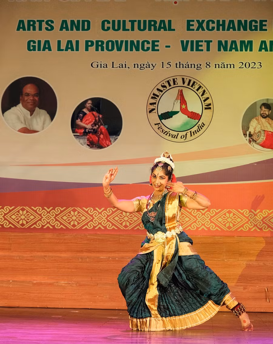 Nghệ sĩ múa nổi tiếng của Ấn Độ Nivedita Avikara Pulliveri trình diễn nghệ thuật múa cổ điển tại chương trình giao lưu. Ảnh: Hoàng Ngọc