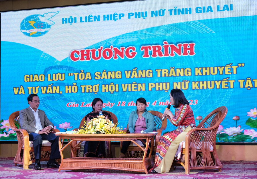 Phụ nữ khuyết tật giao lưu tại chương trình. Ảnh: Minh Châu Phụ nữ khuyết tật giao lưu tại chương trình. Ảnh: Minh Châu