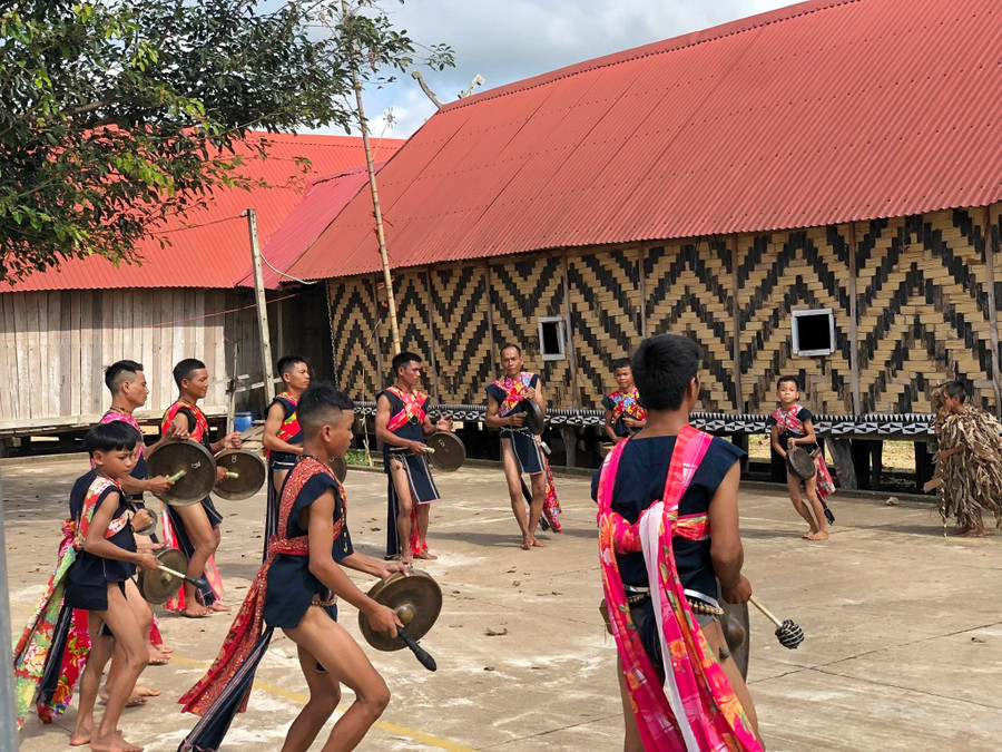 Nghệ nhân Bahnar huyện Đak Pơ tập luyện tiết mục tham gia Liên hoan Dân ca 2023. Ảnh: Minh Châu Nghệ nhân Bahnar huyện Đak Pơ tập luyện tiết mục tham gia Liên hoan Dân ca 2023. Ảnh: Minh Châu