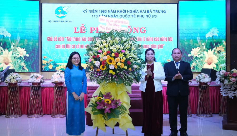 Đồng chí Rah Lan Chung-Phó Bí thư Tỉnh ủy, Trưởng ban Nội chính Tỉnh ủy Gia Lai tặng lẵng hoa chúc mừng 8-3 đến cán bộ, hội viên phụ nữ. Ảnh: Minh Châu