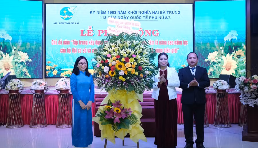 Đồng chí Rah Lan Chung-Phó Bí thư Tỉnh ủy, Trưởng ban Nội chính Tỉnh ủy Gia Lai tặng lẵng hoa chúc mừng 8-3 đến cán bộ, hội viên phụ nữ. Ảnh: Minh Châu