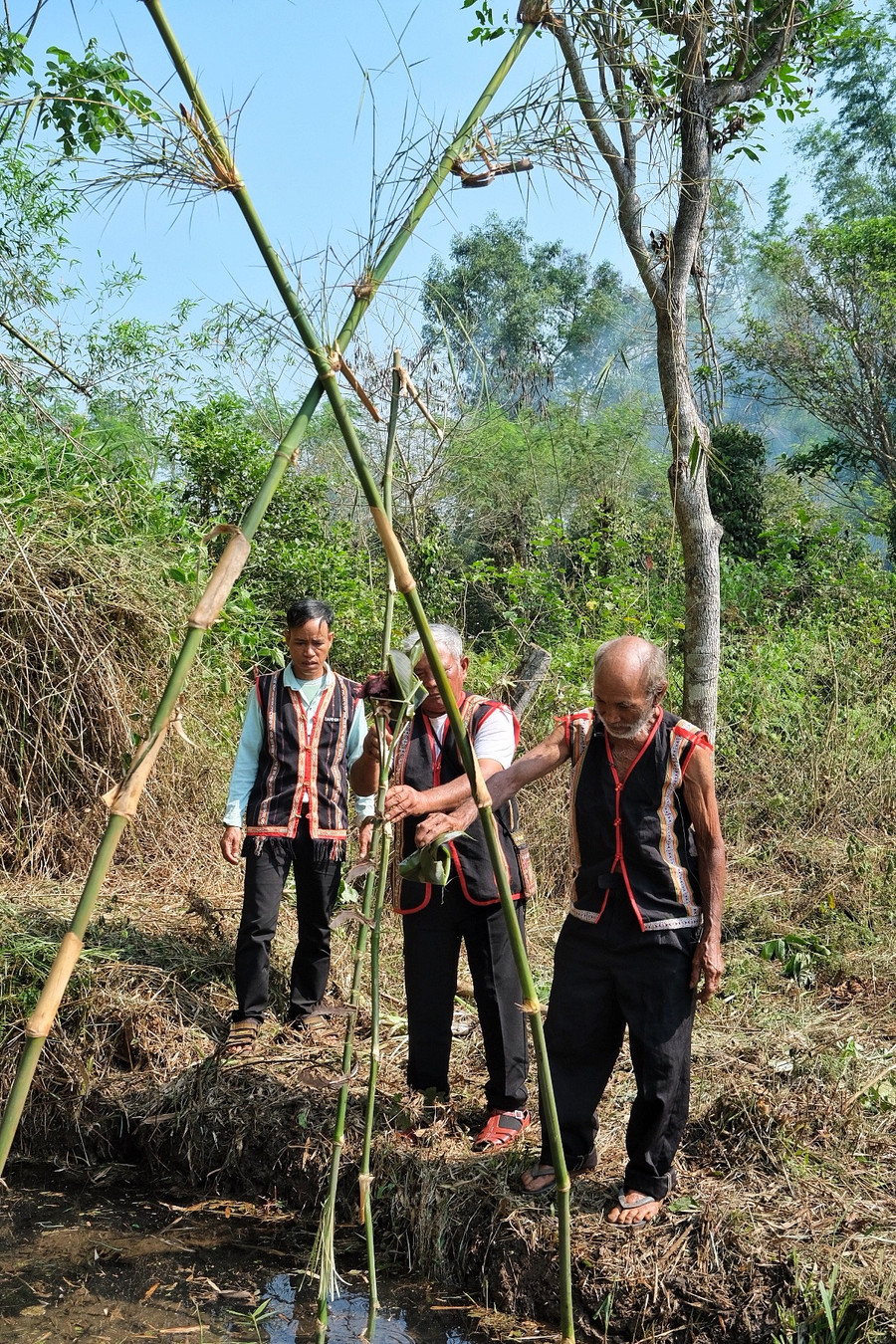 Người Bahnar quan niệm nước là mạch nguồn của sự sống. Do đó, lễ vật là đầu gà trống được đặt trên một hố nước đầu nguồn nước giọt trong nghi thức cầu mưa. Ảnh: Hoàng Ngọc Người Bahnar quan niệm nước là mạch nguồn của sự sống. Do đó, lễ vật là đầu gà trống được đặt trên một hố nước đầu nguồn nước giọt trong nghi thức cầu mưa. Ảnh: Hoàng Ngọc
