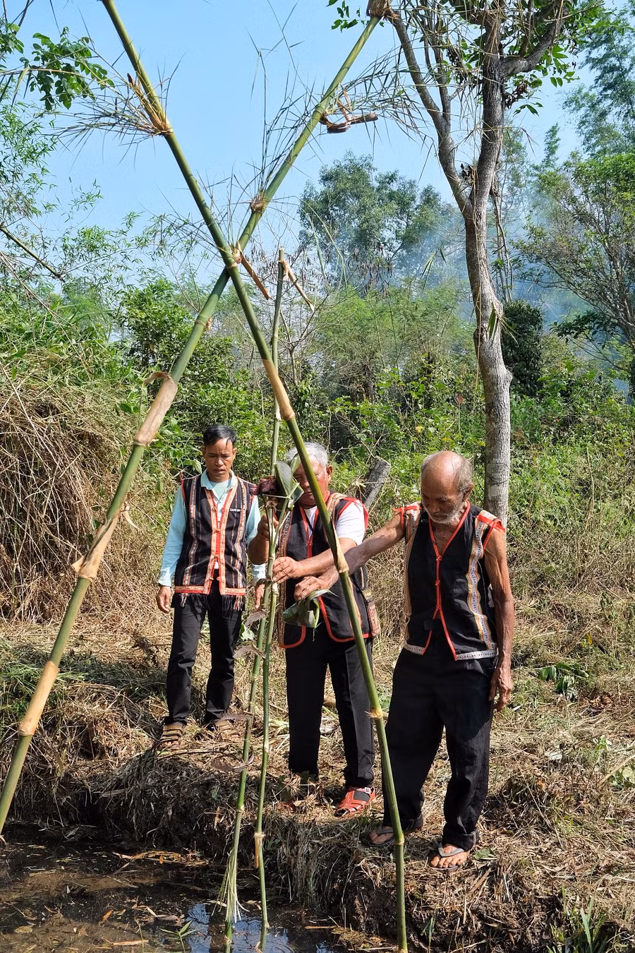 Người Bahnar quan niệm nước là mạch nguồn của sự sống. Do đó, lễ vật là đầu gà trống được đặt trên một hố nước đầu nguồn nước giọt trong nghi thức cầu mưa. Ảnh: Hoàng Ngọc