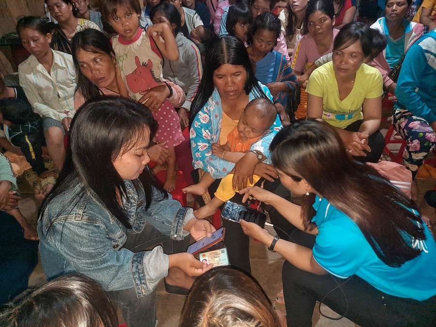 Hướng dẫn chị em kích hoạt tài khoản định danh điện tử. Ảnh: Minh Châu Hướng dẫn chị em kích hoạt tài khoản định danh điện tử. Ảnh: Minh Châu