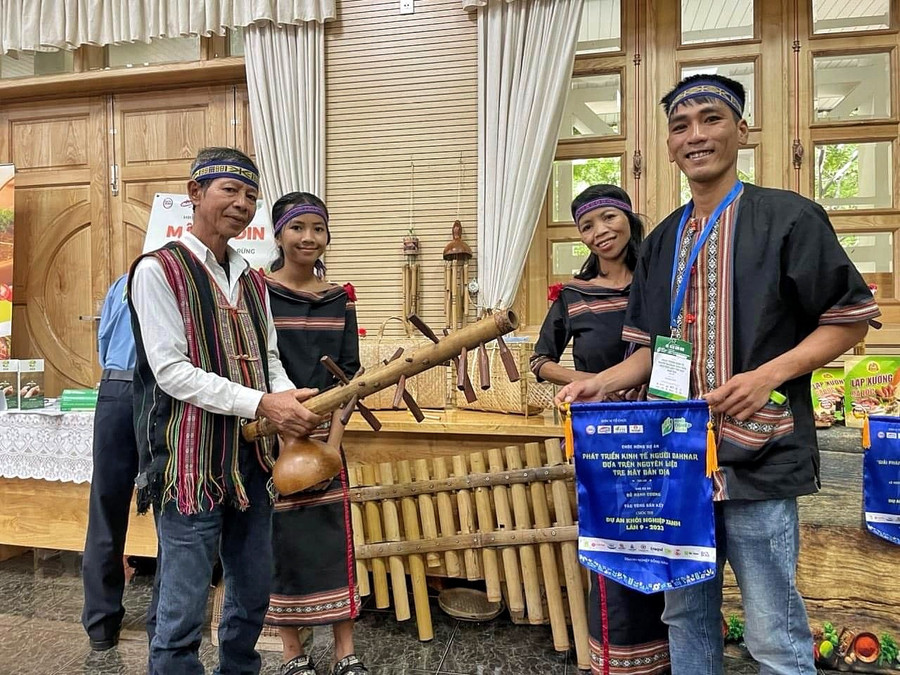 Nhóm Bahnar-Xanh giới thiệu sản phẩm từ mây tre đan tại vòng bán kết cuộc thi Dự án Khởi nghiệp xanh tại TP.Hồ Chí Minh. Ảnh: NVCC Nhóm Bahnar-Xanh giới thiệu sản phẩm từ mây tre đan tại vòng bán kết cuộc thi Dự án Khởi nghiệp xanh tại TP.Hồ Chí Minh. Ảnh: NVCC