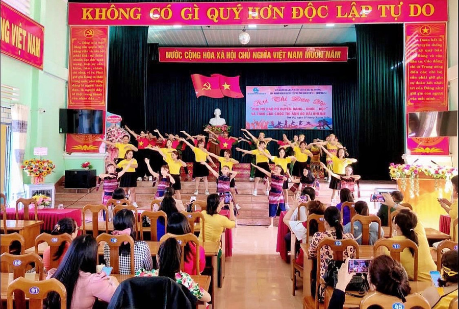 Chuỗi hoạt động của phụ nữ Đak Pơ tạo khí thế sôi nổi chào mừng Ngày Quốc tế phụ nữ 8-3. Ảnh: Minh Châu Chuỗi hoạt động của phụ nữ Đak Pơ tạo khí thế sôi nổi chào mừng Ngày Quốc tế phụ nữ 8-3. Ảnh: Minh Châu