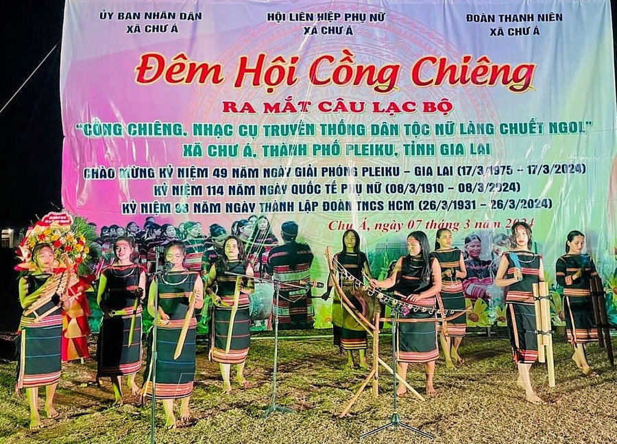 Câu lạc bộ hòa tấu nhạc cụ trong đêm hội. Ảnh: Minh Châu Câu lạc bộ hòa tấu nhạc cụ trong đêm hội. Ảnh: Minh Châu