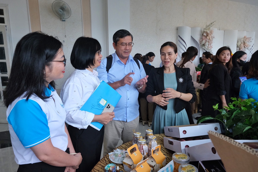 Lãnh đạo tỉnh Gia Lai và đại diện Trường Chính sách công và Phát triển nông thôn tham quan các sản phẩm của HTX do phụ nữ quản lý, điều hành. Ảnh: Minh Châu