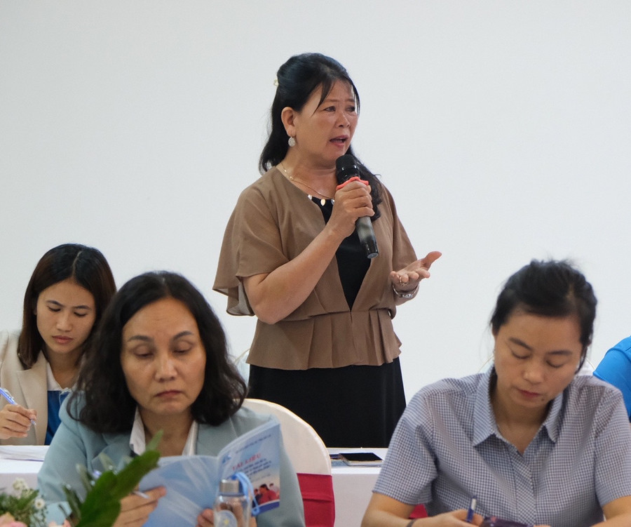 Bà Trần Thị Tầm-Chủ tịch Hội đồng Quản trị, Giám đốc HTX Nông nghiệp và dịch vụ An Nhiên (xã An Trung, huyện Kông Chro, tỉnh Gia Lai) phát biểu tại hội nghị. Ảnh: Minh Châu.