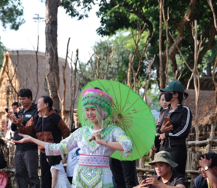 Mũ đội đầu đính kết cầu kỳ tạo điểm nhấn trong trang phục của các cô gái Mông. Ảnh: Hoàng Ngọc