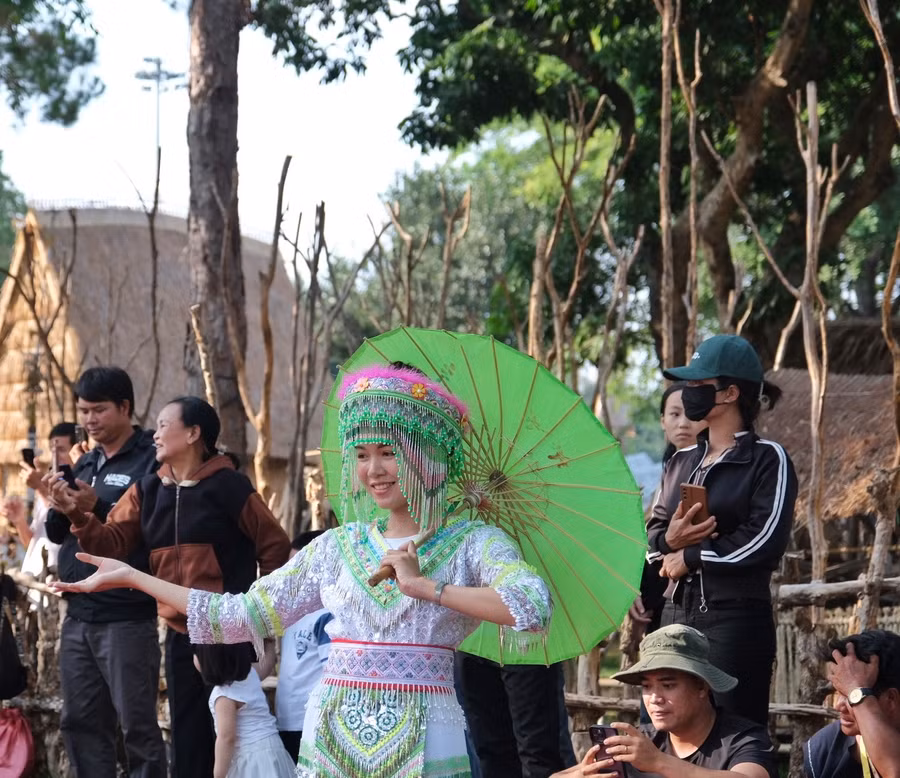 Mũ đội đầu đính kết cầu kỳ tạo điểm nhấn trong trang phục của các cô gái Mông. Ảnh: Hoàng Ngọc
