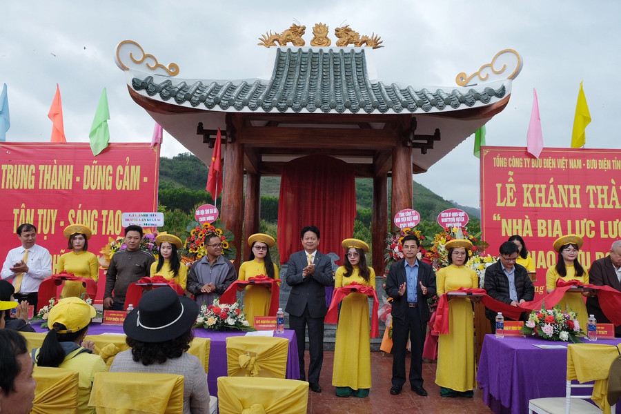 Cắt băng khánh thành Nhà bia giao bưu B3. Ảnh: Hoàng Ngọc Cắt băng khánh thành Nhà bia giao bưu B3. Ảnh: Hoàng Ngọc