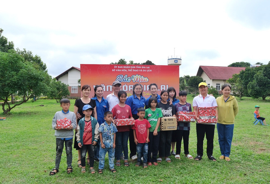 Chi đoàn Sở Văn hóa-Thể thao và Du lịch tặng quà cho các em nhỏ tại chương trình. Ảnh: Minh Châu Chi đoàn Sở Văn hóa-Thể thao và Du lịch tặng quà cho các em nhỏ tại chương trình. Ảnh: Minh Châu