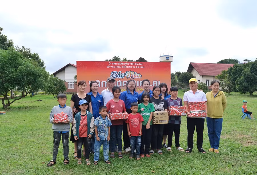 Chi đoàn Sở Văn hóa-Thể thao và Du lịch tặng quà cho các em nhỏ tại chương trình. Ảnh: Minh Châu