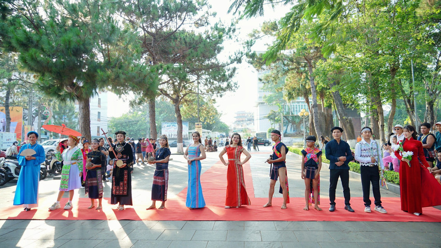 Đak Pơ là vùng đất có đông dân tộc anh em sinh sống, thể hiện rất rõ trong trang phục Bahnar, Mông, Tày, Nùng... trên sân khâu thời trang. Ảnh: Hoàng Ngọc