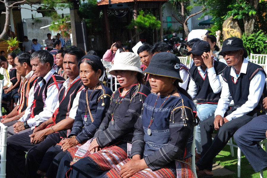 Các nghệ nhân ưu tú, học viên người dân tộc thiểu số tham gia lớp bồi dưỡng. Ảnh: Hoàng Ngọc Các nghệ nhân ưu tú, học viên người dân tộc thiểu số tham gia lớp bồi dưỡng. Ảnh: Hoàng Ngọc
