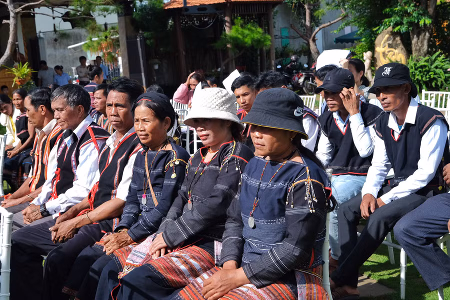 Các nghệ nhân ưu tú, học viên người dân tộc thiểu số tham gia lớp bồi dưỡng. Ảnh: Hoàng Ngọc