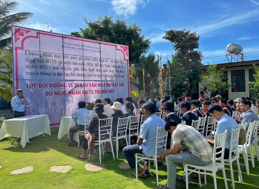 Khai mạc lớp bồi dưỡng về di sản văn hóa phi vật thể do nghệ nhân ưu tú truyền dạy. Ảnh: Hoàng Ngọc Khai mạc lớp bồi dưỡng về di sản văn hóa phi vật thể do nghệ nhân ưu tú truyền dạy. Ảnh: Hoàng Ngọc