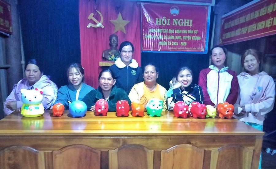 Mô hình phụ nữ nuôi heo đất tiết kiệm mua bảo hiểm y tế của phụ nữ xã Sơn Lang, huyện Kbang. Ảnh: N.B Mô hình phụ nữ nuôi heo đất tiết kiệm mua bảo hiểm y tế của phụ nữ xã Sơn Lang, huyện Kbang. Ảnh: N.B