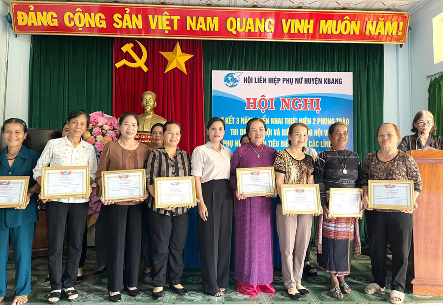 Biểu dương, khen thưởng hội viên phụ nữ cao tuổi tiêu biểu trên các lĩnh vực. Ảnh: N.B Biểu dương, khen thưởng hội viên phụ nữ cao tuổi tiêu biểu trên các lĩnh vực. Ảnh: N.B
