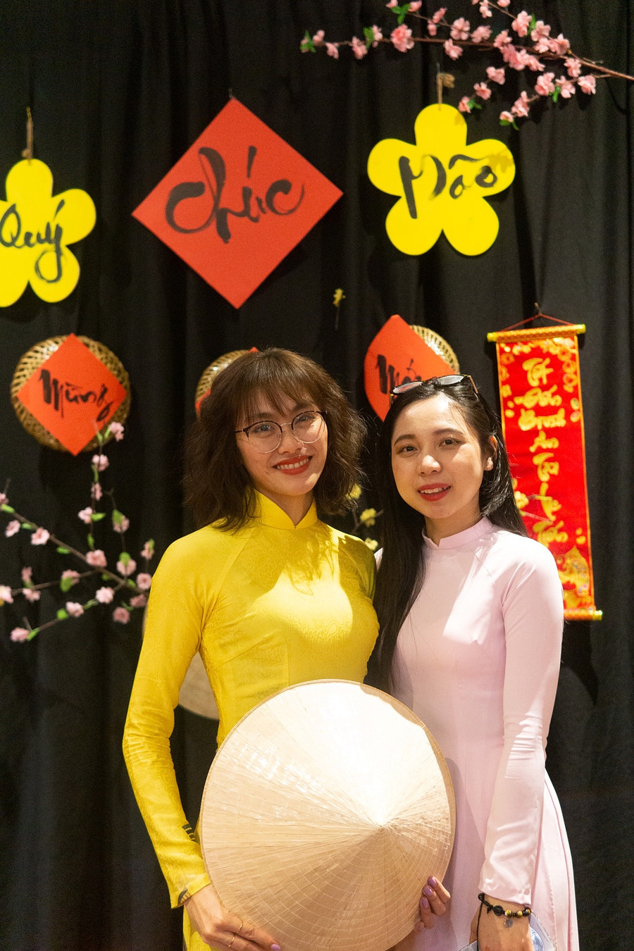 Chị Trần Ngọc Bảo (bìa trái) và bạn bè người Việt mặc áo dài, nón lá đón Tết cổ truyền. Ảnh NVCC Chị Trần Ngọc Bảo (bìa trái) và bạn bè người Việt mặc áo dài, nón lá đón Tết cổ truyền. Ảnh NVCC