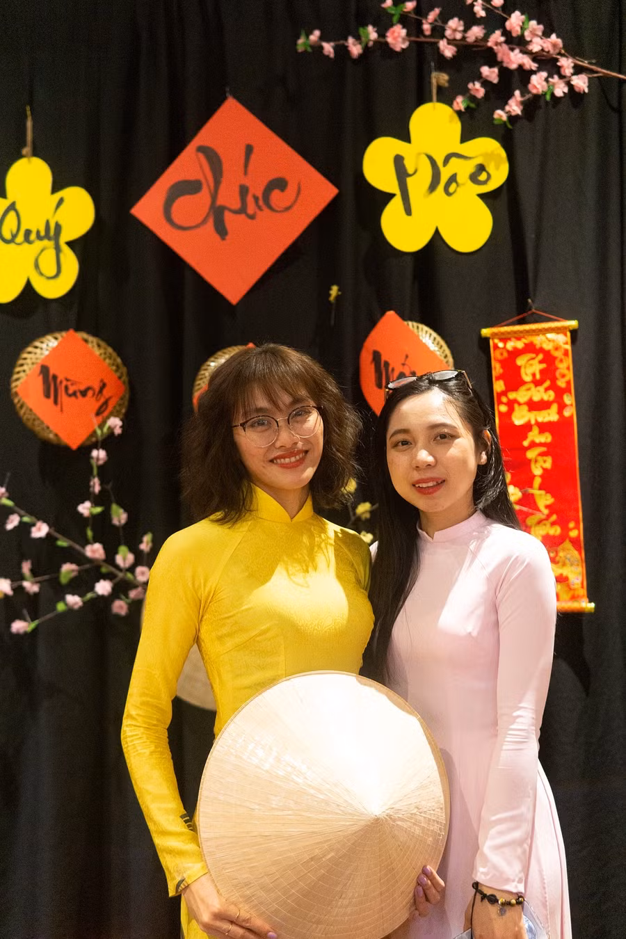 Chị Trần Ngọc Bảo (bìa trái) và bạn bè người Việt mặc áo dài, nón lá đón Tết cổ truyền. Ảnh NVCC