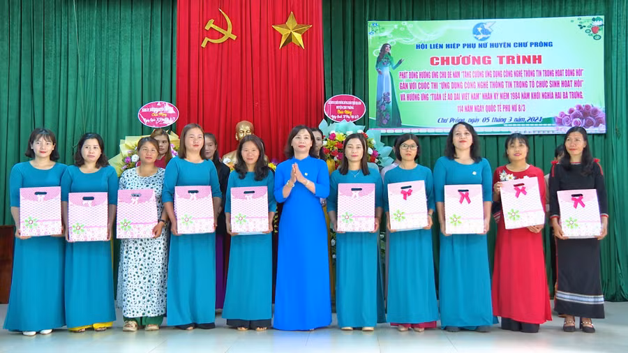 Phụ nữ Chư Prông hưởng ứng "Tặng áo dài-Trao yêu thương". Ảnh: Minh Châu