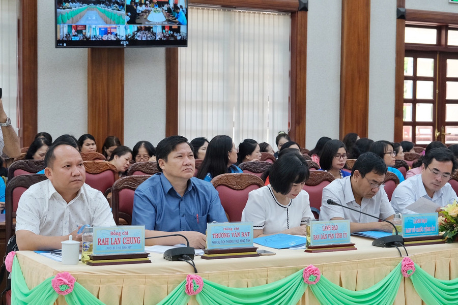 Các đồng chí lãnh đạo tỉnh Gia Lai tham dự buổi đối thoại. Ảnh: Minh Châu