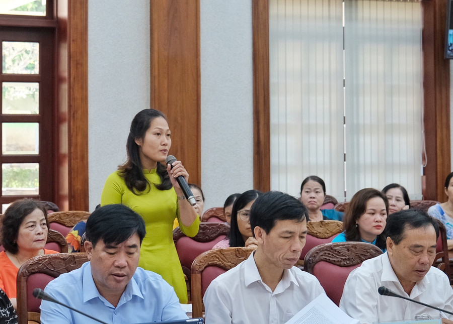 Chị Vũ Thị Vân Anh-Chủ tịch Hội LHPN xã Biển Hồ (TP. Pleiku) nêu câu hỏi về chính sách phát triển du lịch cộng đồng. Ảnh: Minh Châu