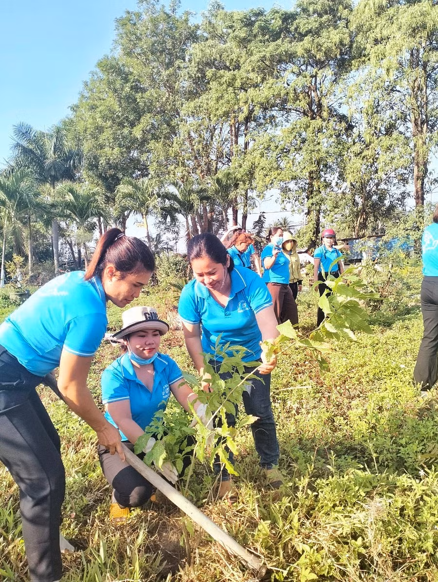 Phụ nữ thị xã Ayun Pa trồng cây lưu niệm trong khuôn viên Đài tưởng niệm chiến thắng Chiến thắng đường 7 Sông Bờ. Ảnh: Minh Châu