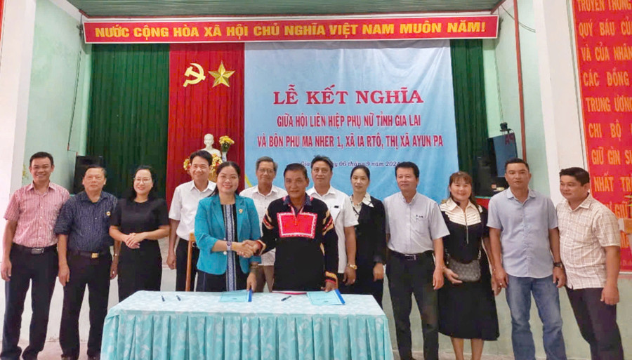 Đại diện Hội LHPN tỉnh và bôn Phu Ma Nher 1 cam kết thắt chặt tinh thần đoàn kết để xây dựng bôn ngày càng phát triển. Ảnh: Minh Châu