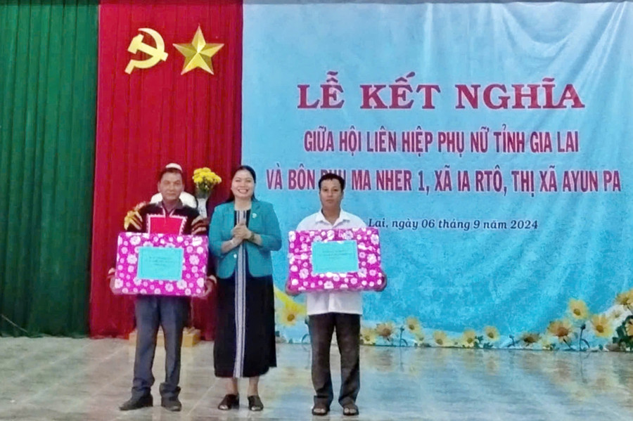 Lãnh đạo Hội LHPN tỉnh tặng quà cho bôn kết nghĩa. Ảnh: Minh Châu