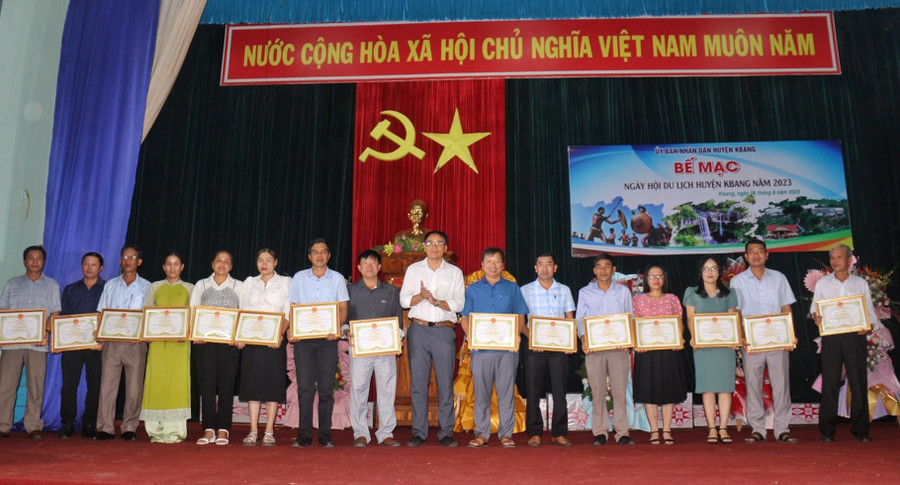 UBND huyện Kbang khen thưởng các tập thể, cá nhân có nhiều đóng góp cho sự thành công của Ngày hội du lịch. Ảnh: Hà Duyệt UBND huyện Kbang khen thưởng các tập thể, cá nhân có nhiều đóng góp cho sự thành công của Ngày hội du lịch. Ảnh: Hà Duyệt
