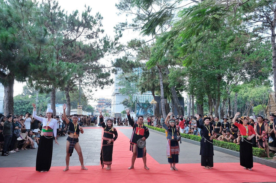 Huyện Ia Pa là 1 trong 3 đơn vị đạt giải trình diễn trang phục dân tộc xuất sắc nhất Ngày hội. Ảnh: Hoàng Ngọc