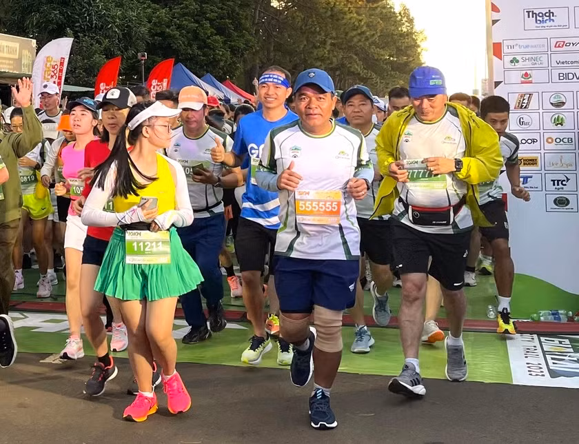 Bí thư Tỉnh ủy Hồ Văn Niên (thứ 2 từ phải qua) tham gia chạy ở cự ly 10 km. Ảnh: Ngọc Sang